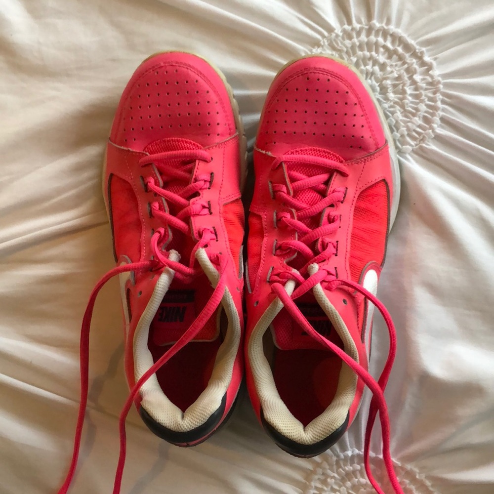 Barely worn tennis court shoes